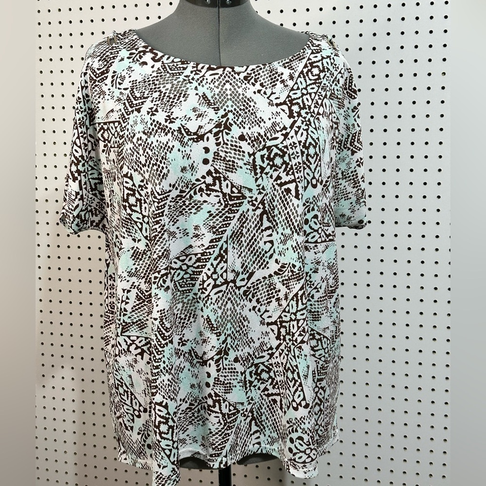 3/$15 Beautiful short sleeve top tunic flattering cold shoulder style